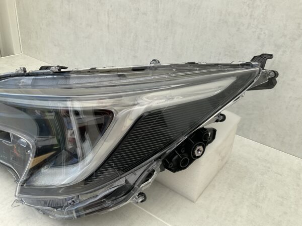 Koplamp Toyota Corolla E21 Rechts Led 8111002X10 TO-4769