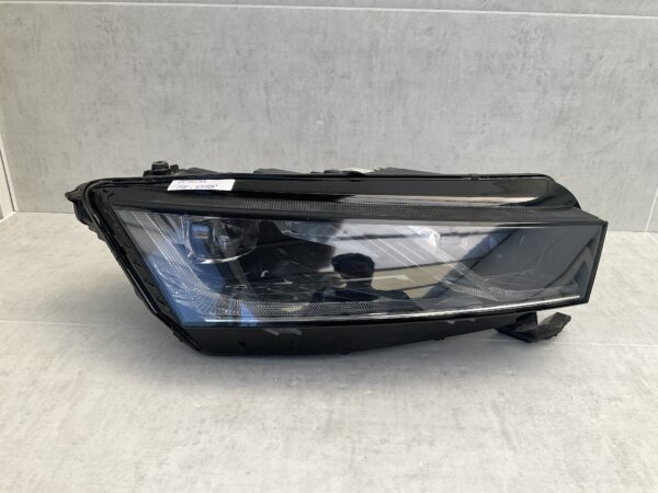 KOPLAMP SKODA OCTAVIA CRYSTAL LIGHTING LED 5E4941016A  RECHTS SK-8138