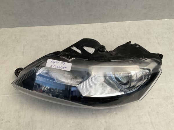 KOPLAMP SKODA RAPID XENON 5J 5JB941015A LINKS SK-8075