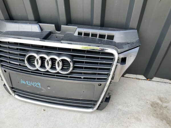Bumper Grill  Audi A3 - 8P0853651M Voorbumper Gril AU:21429