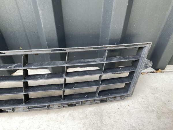 Bumper Grill Renault Clio 3 P0019389 Voorbumper Grill RE:212309
