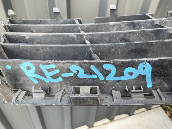 Bumper Grill Renault Clio 3 P0019389 Voorbumper Grill RE:212309
