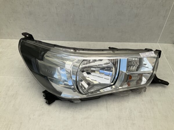 KOPLAMP TOYOTA HILUX AN120 AN130 15-19 RECHTS TO-4557