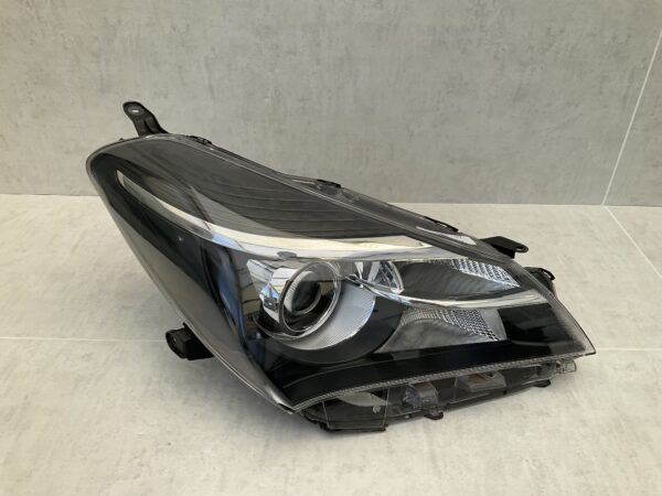 KOPLAMP TOYOTA YARIS 3 FACELIFT HALOGEEN ORIGINEEL RECHTS TO-3851