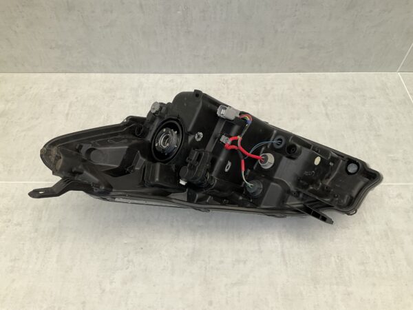 KOPLAMP TOYOTA YARIS 3 FACELIFT HALOGEEN ORIGINEEL RECHTS TO-3851