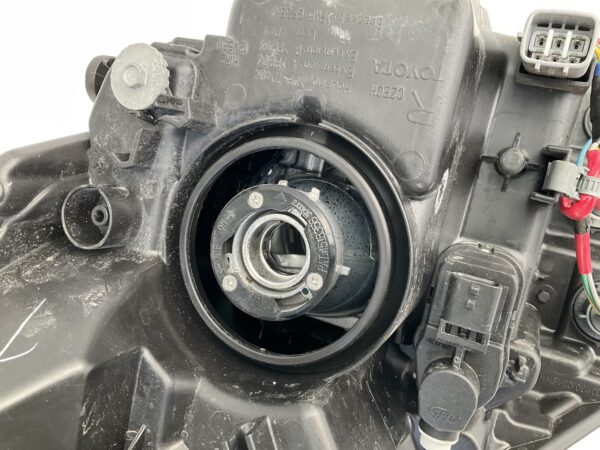 KOPLAMP TOYOTA YARIS 3 FACELIFT HALOGEEN ORIGINEEL RECHTS TO-3851