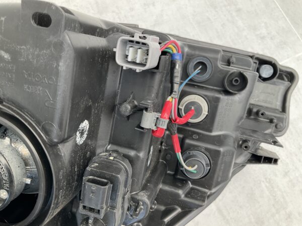 KOPLAMP TOYOTA YARIS 3 FACELIFT HALOGEEN ORIGINEEL RECHTS TO-3851