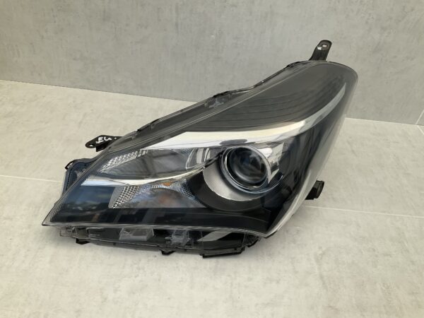 KOPLAMP TOYOTA YARIS 3 FACELIFT HALOGEEN ORIGINEEL LINKS TO-8258
