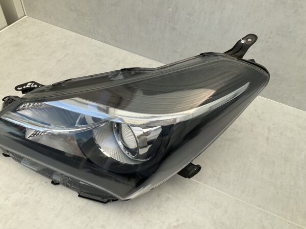 KOPLAMP TOYOTA YARIS 3 FACELIFT HALOGEEN ORIGINEEL LINKS TO-8258