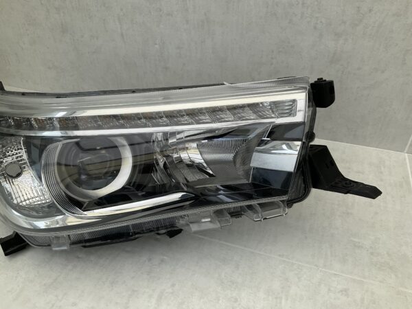 KOPLAMP TOYOTA HILUX 0K-56 LED ORIGINEEL RECHTS TO-8146