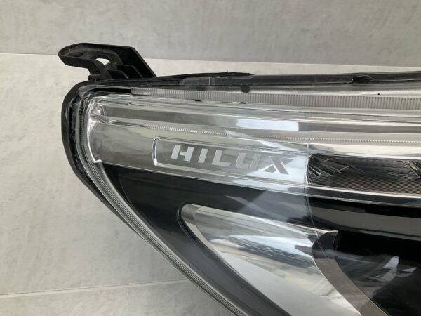 KOPLAMP TOYOTA HILUX 0K-56 LED ORIGINEEL RECHTS TO-8146