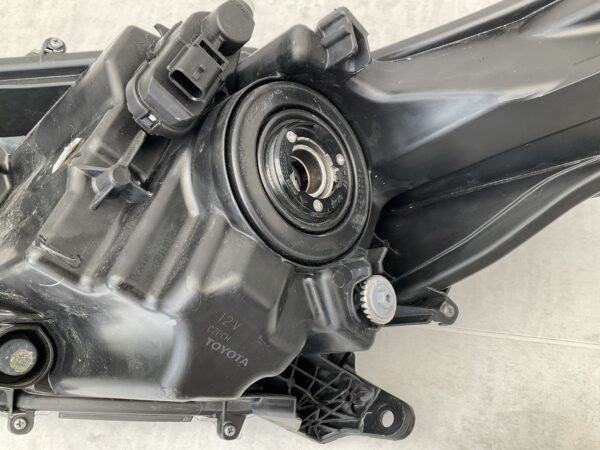 KOPLAMP TOYOTA YARIS K0-6EU LED ORIGINEEL RECHTS TO-8147