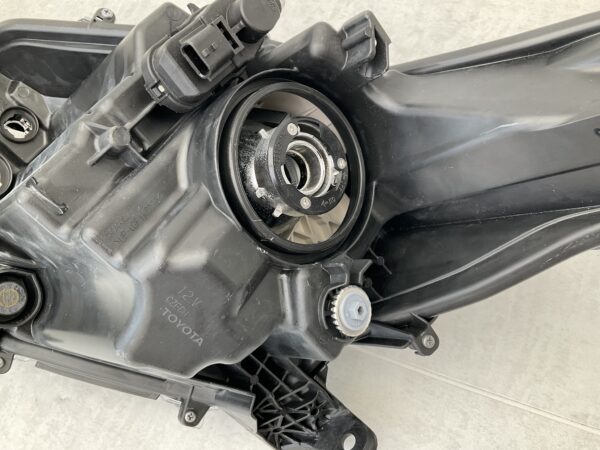 KOPLAMP TOYOTA YARIS K0-6EU LED ORIGINEEL RECHTS TO-4131