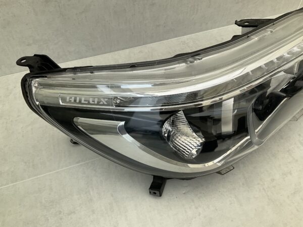 KOPLAMP TOYOTA HILUX 0K-56 LED ORIGINEEL RECHTS TO-8146A