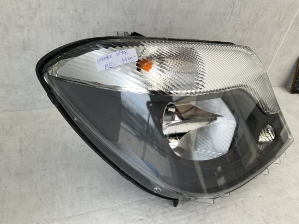 KOPLAMP MERCEDES W906 SPRINTER FACELIFT A9068205700 RECHTS MB-4495