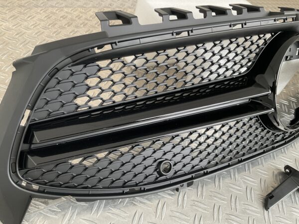 Grill Mercedes CLA Klasse W118 CLA 35 AMG 19-23 Hoogglans Camera Zwart Grille W118-c35