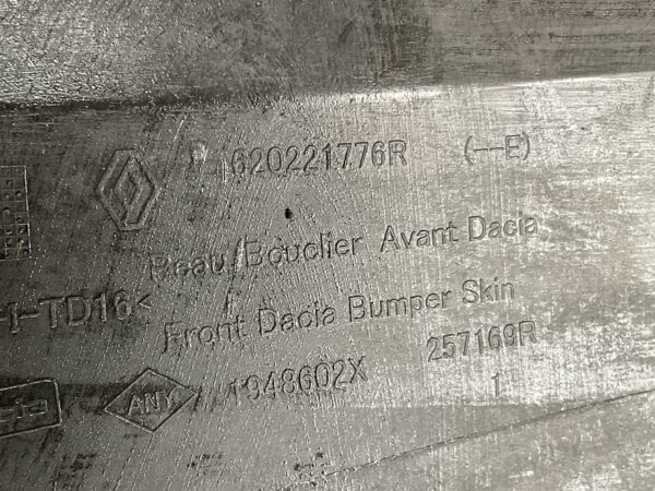 Bumper Dacia Duster 17-20 620221776R Voorbumper G3-15243z