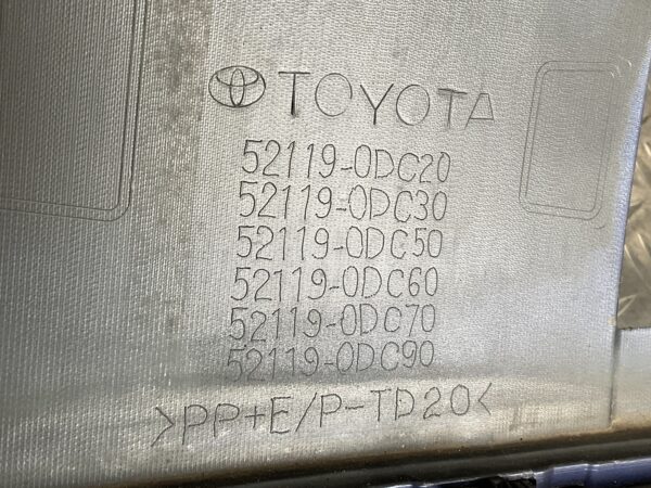 Bumper Toyota Yaris Cross 20-25 pdc 52119-0DC20 Voorbumper D5-15618z