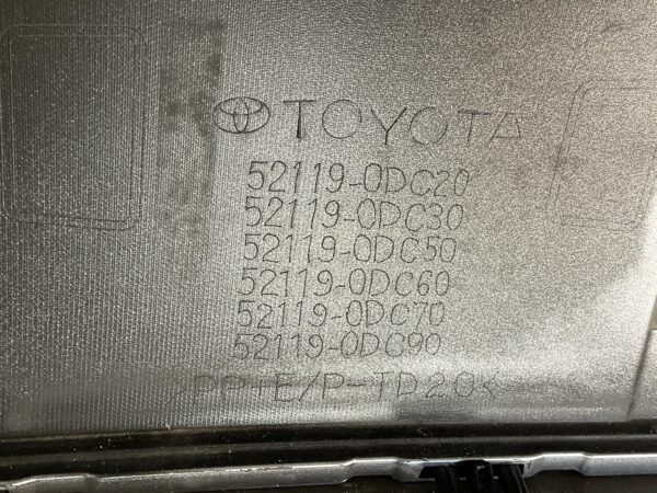 Bumper Toyota Yaris Cross 20-25 pdc 52119-0DC20 Voorbumper D5-15621z