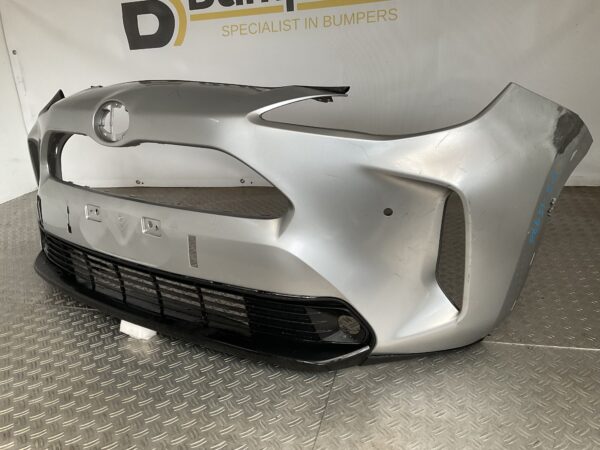 Bumper Toyota Yaris Cross 20-25 pdc 52119-0DC20 Voorbumper D5-15976z