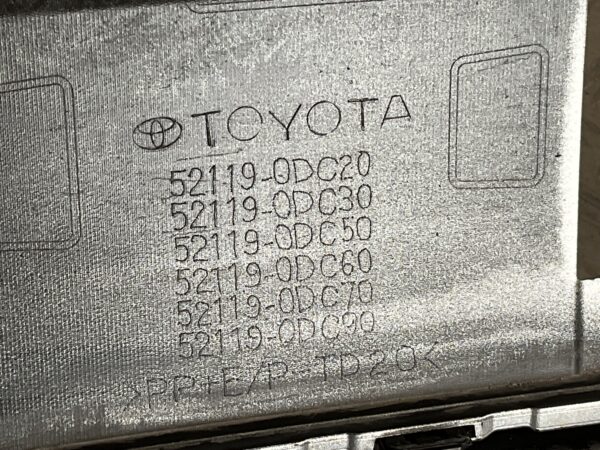 Bumper Toyota Yaris Cross 20-25 pdc 52119-0DC20 Voorbumper D5-15976z