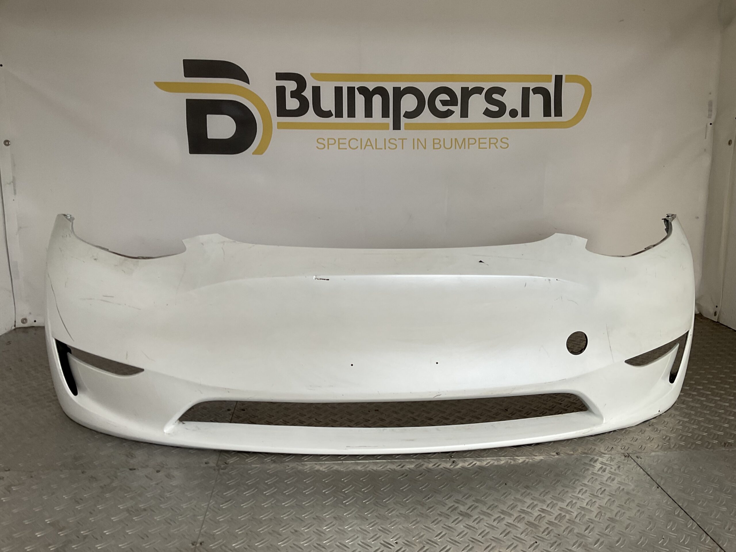 Bumper Tesla Model Y 2020-2024 1540104-06-C Voorbumper B9-16204z