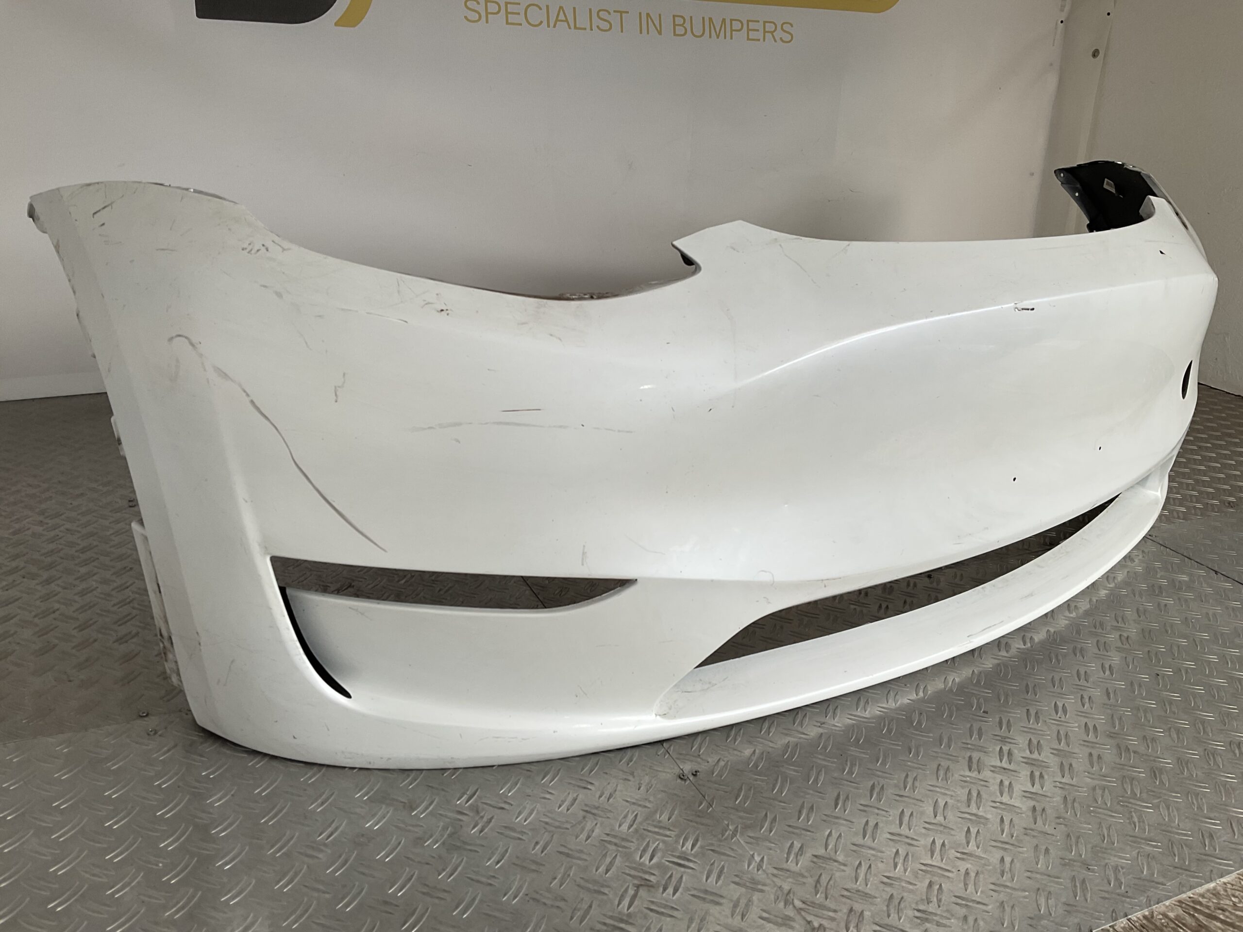 Bumper Tesla Model Y 2020-2024 1540104-06-C Voorbumper B9-16204z