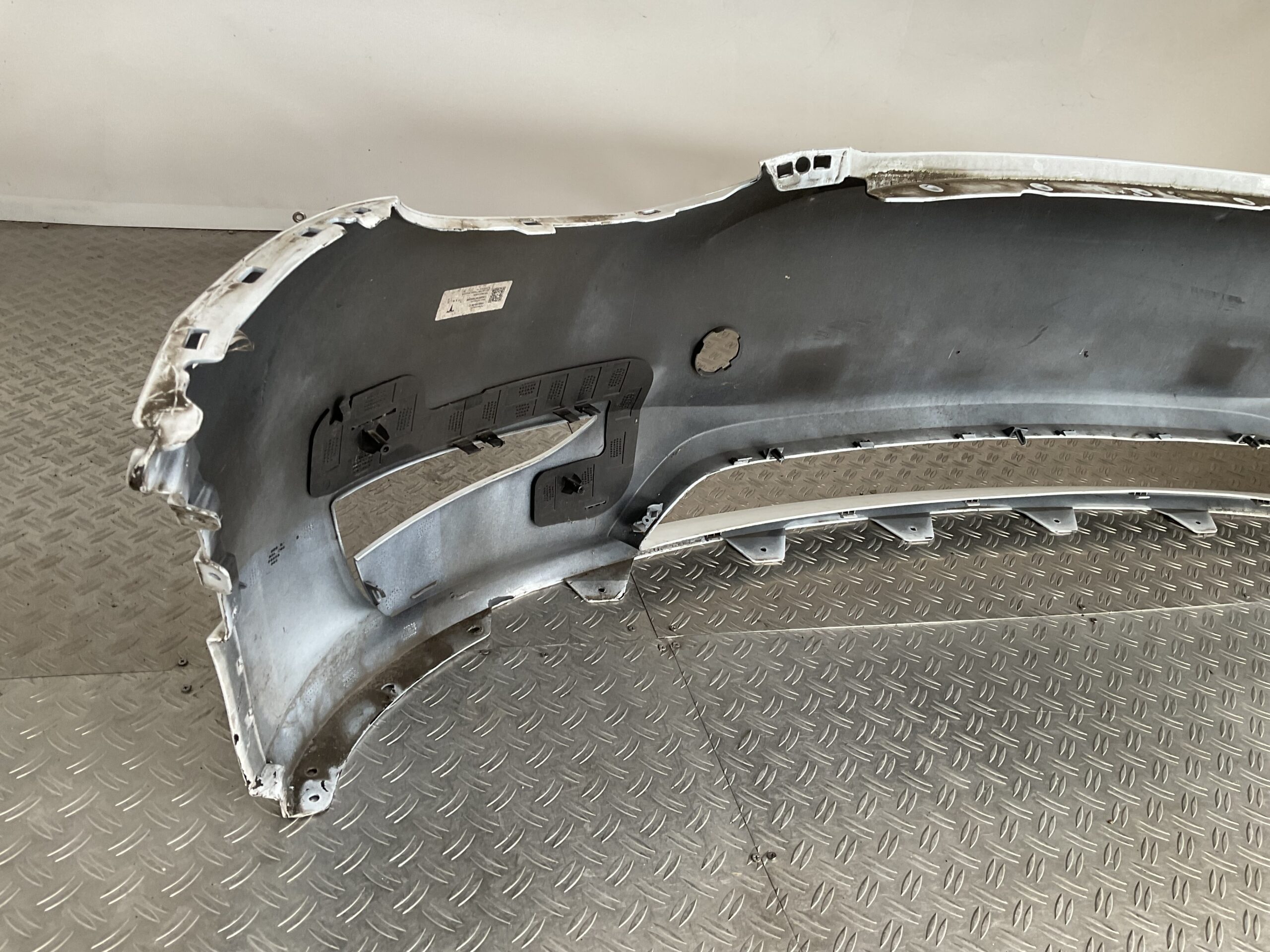 Bumper Tesla Model Y 2020-2024 1540104-06-C Voorbumper B9-16204z
