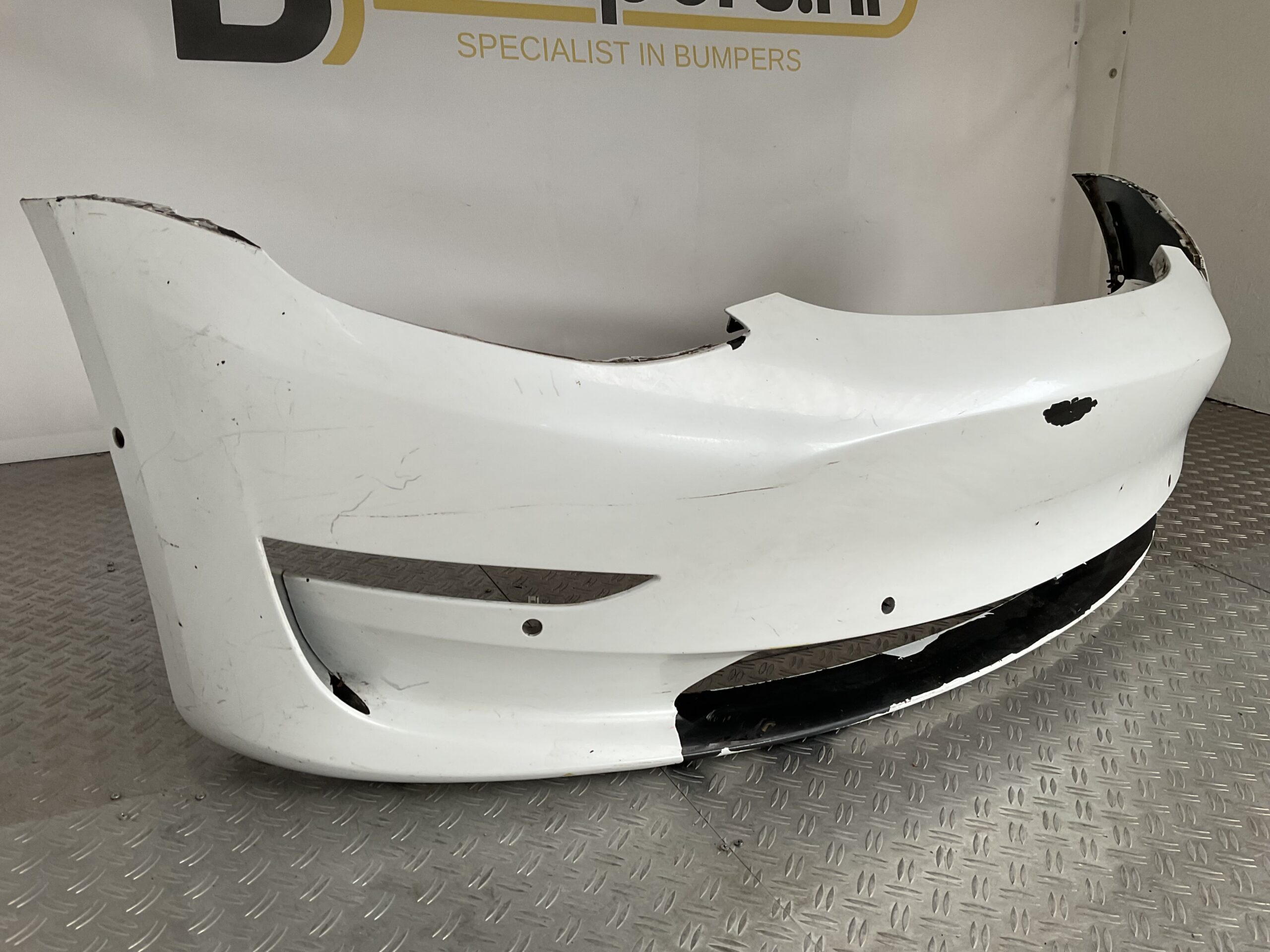 Bumper Tesla Model Y 2020-2024 1540104-06-C Voorbumper B9-16222z