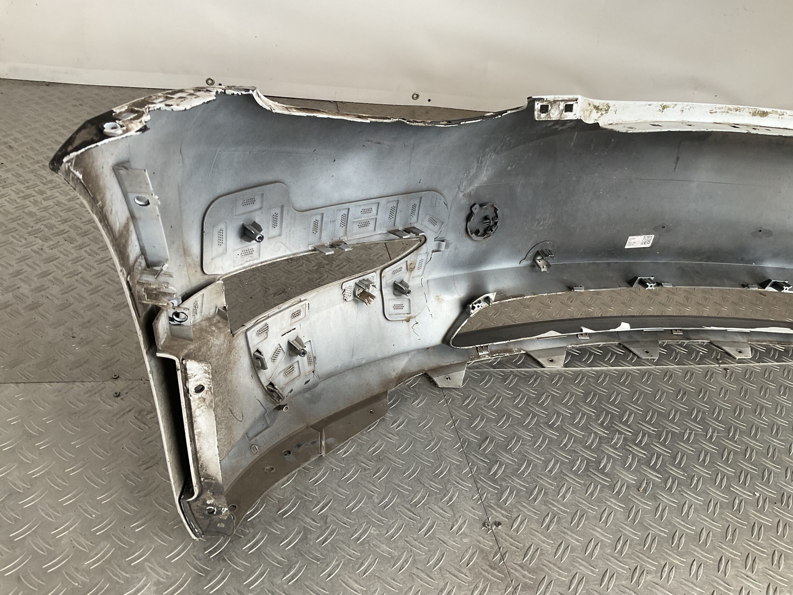 Bumper Tesla Model Y 2020-2024 1540104-06-C Voorbumper B9-16222z