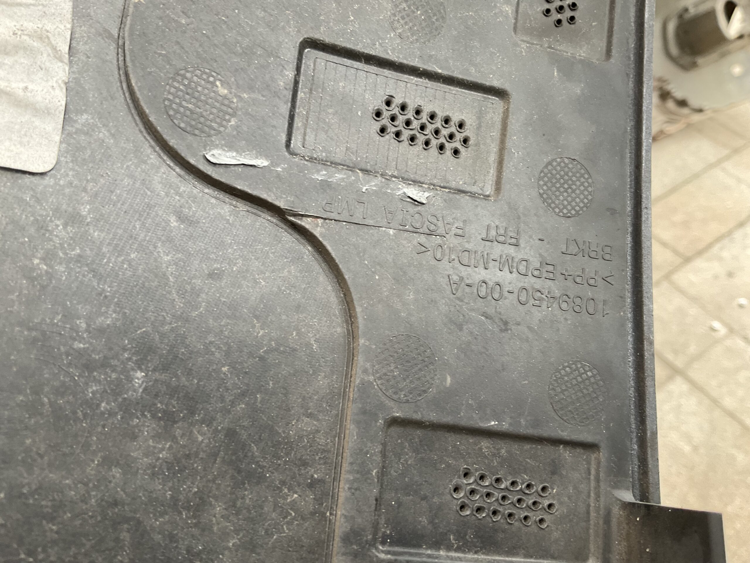 Bumper Tesla Model Y 2020-2024 1540104-06-C Voorbumper B9-16207z