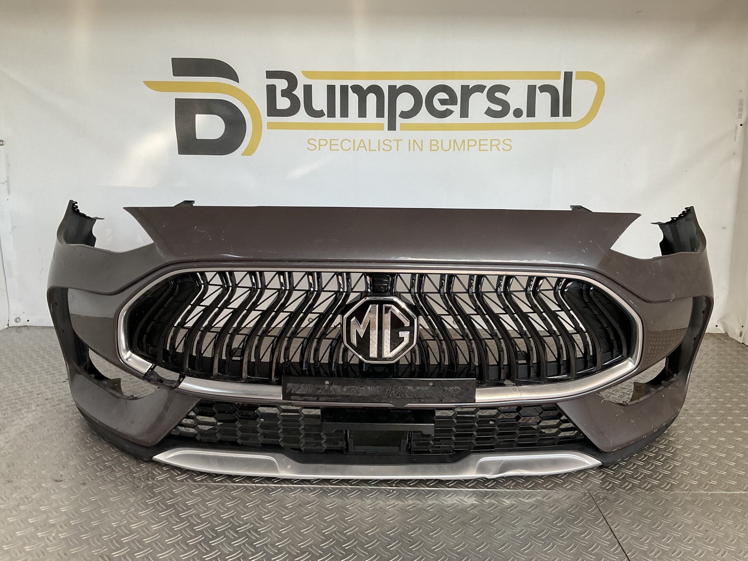 Bumper MG HS Hybrid Facelift 22-25 P10947207 Voorbumper M1-16382z
