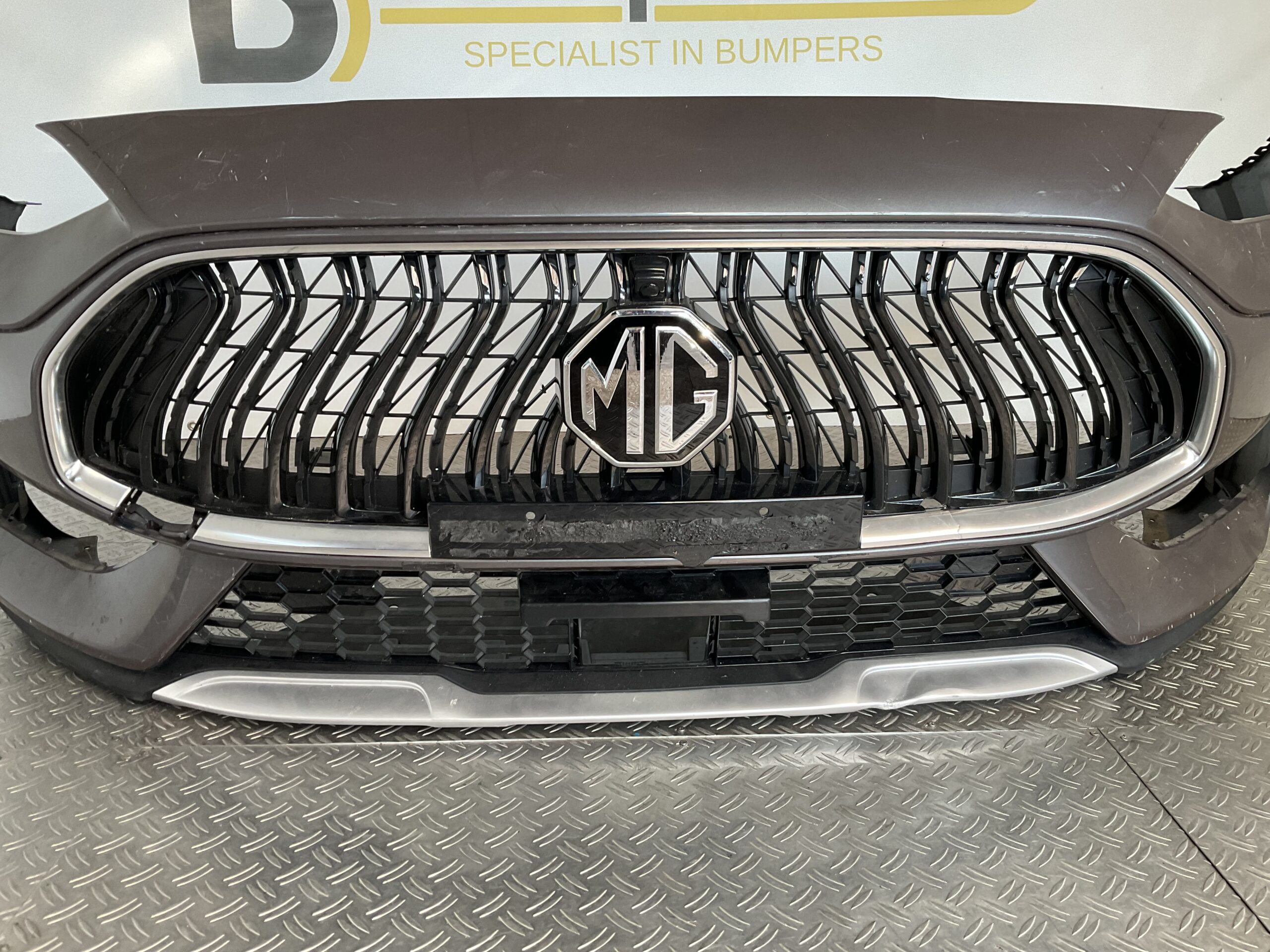 Bumper MG HS Hybrid Facelift 22-25 P10947207 Voorbumper M1-16382z