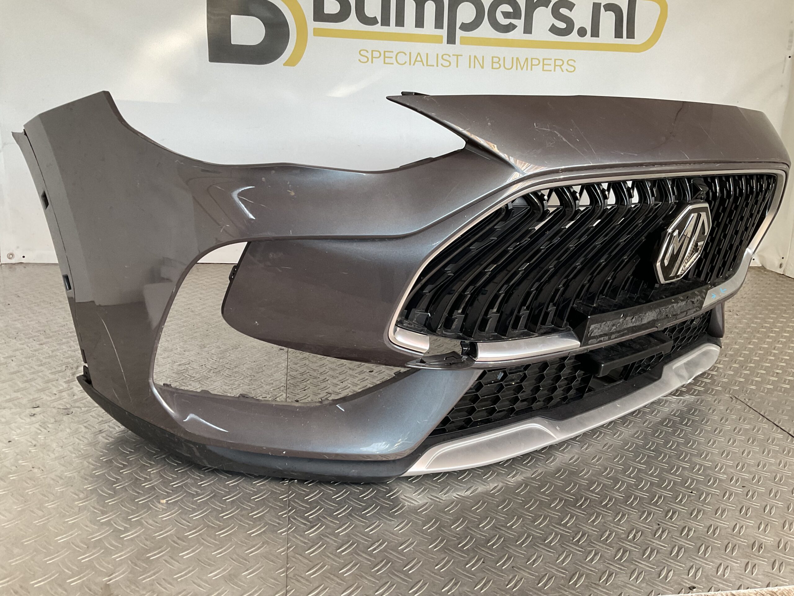 Bumper MG HS Hybrid Facelift 22-25 P10947207 Voorbumper M1-16382z