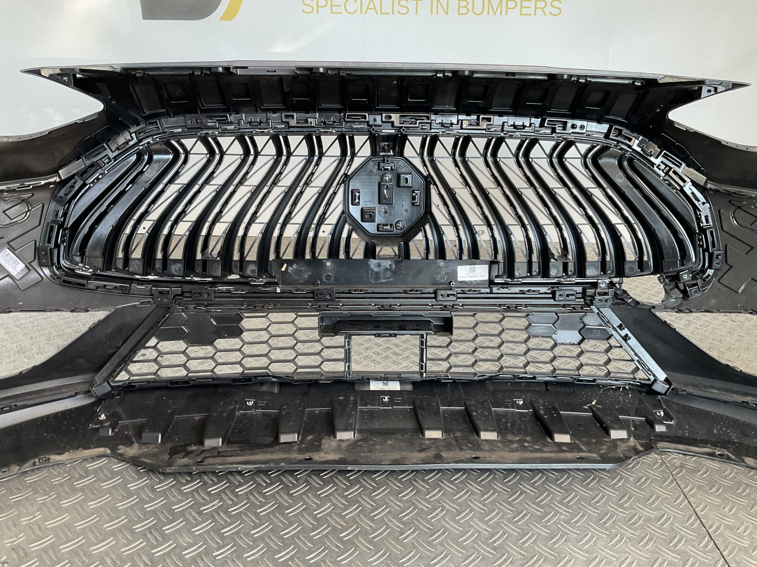 Bumper MG HS Hybrid Facelift 22-25 P10947207 Voorbumper M1-16382z