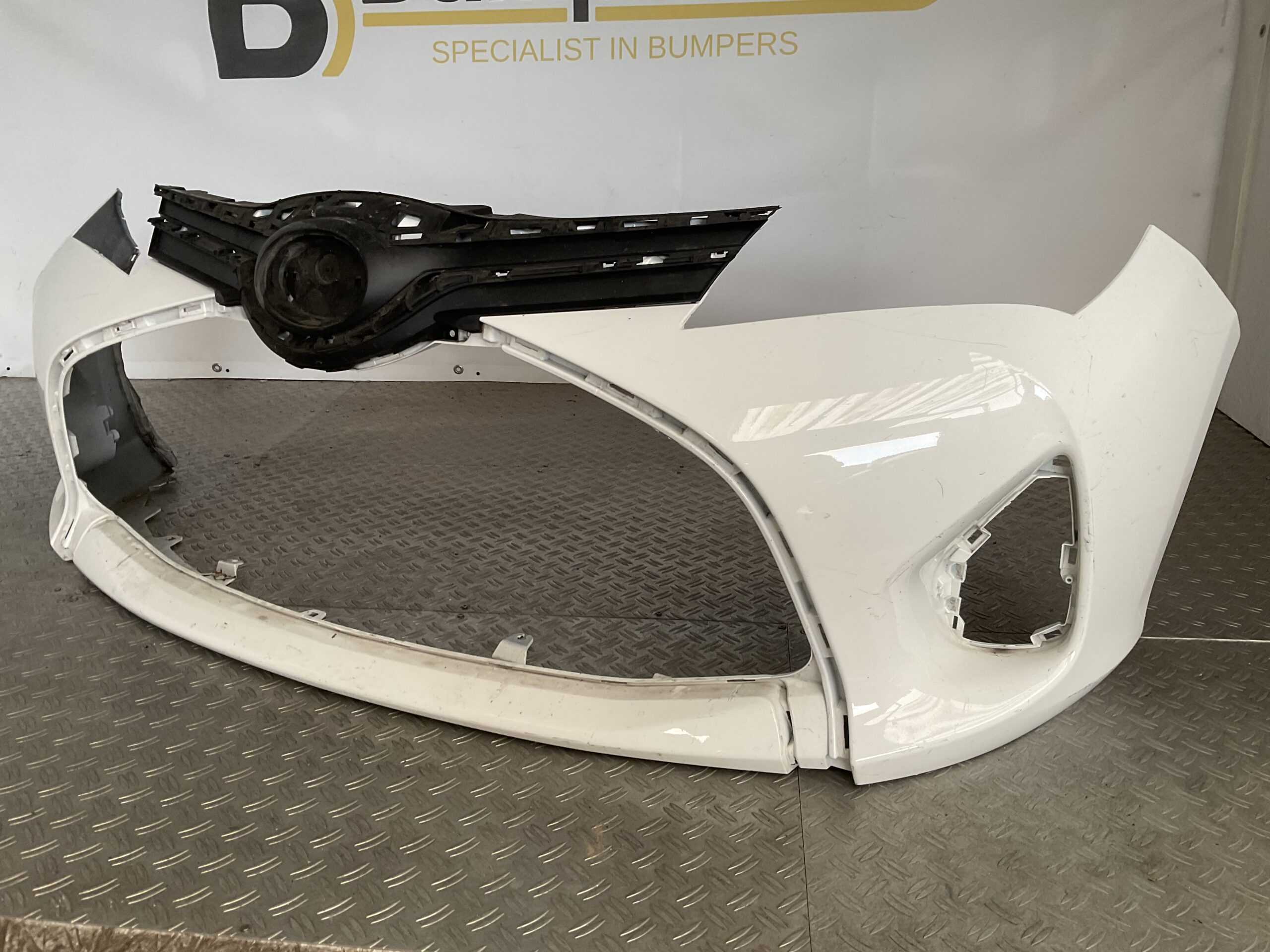Bumper Toyota Yaris Facelift 17-19 pdc 53102-0D030 Voorbumper D3-16684z