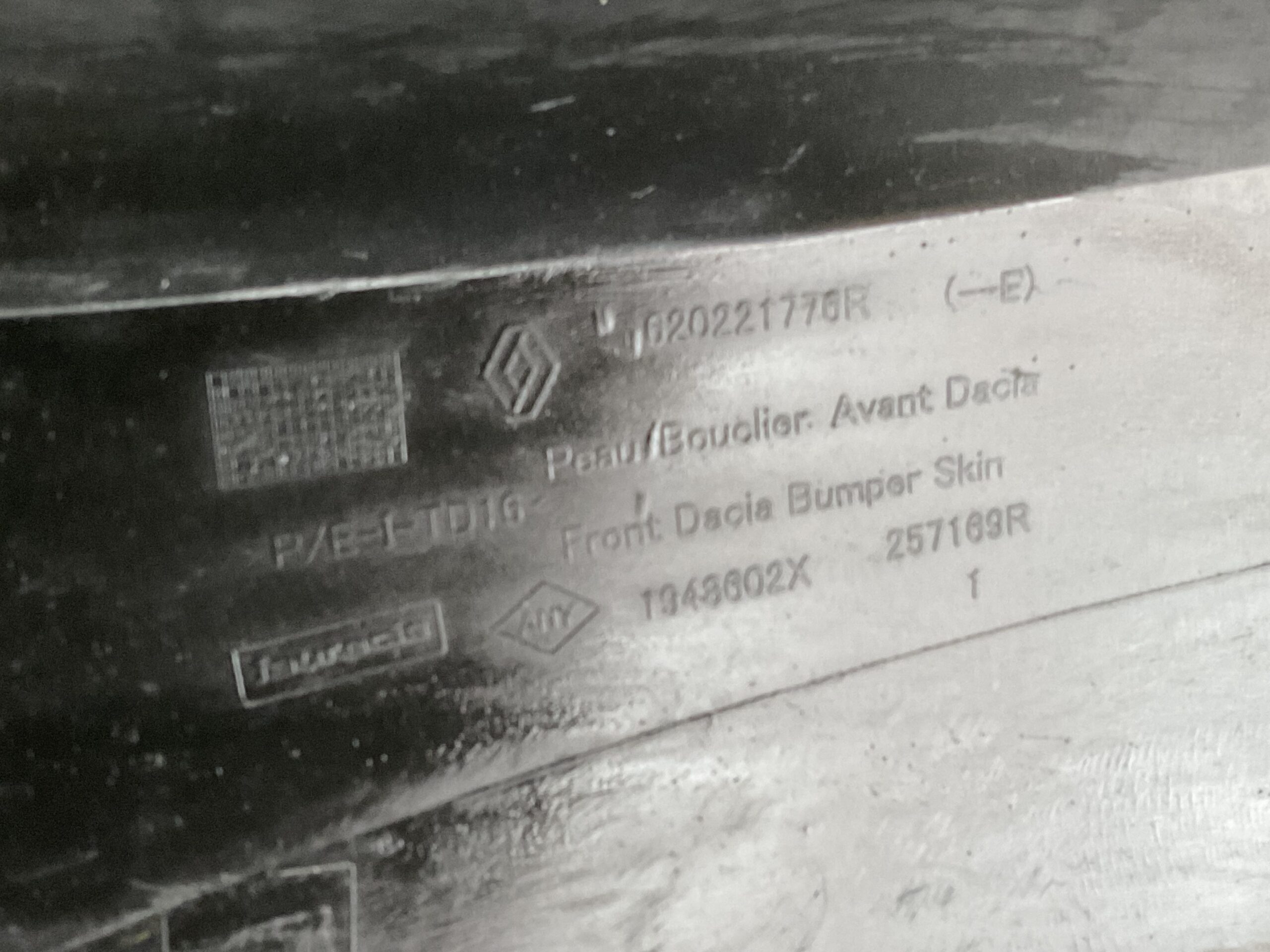 Bumper Dacia Duster 17-20 620221776R Voorbumper G3-16683z