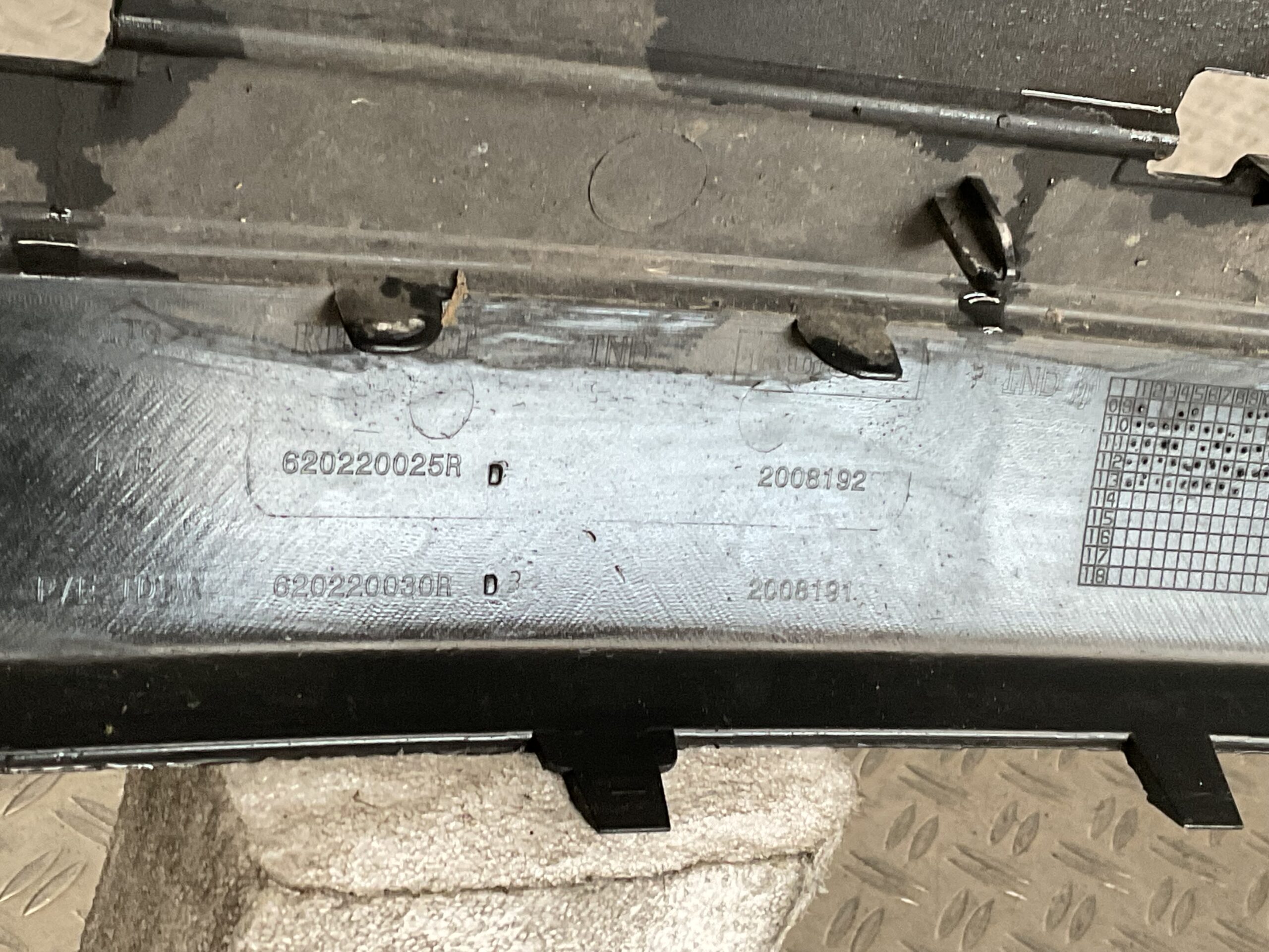 Bumper Dacia Duster 10-15 620220030R Voorbumper G3-16664z