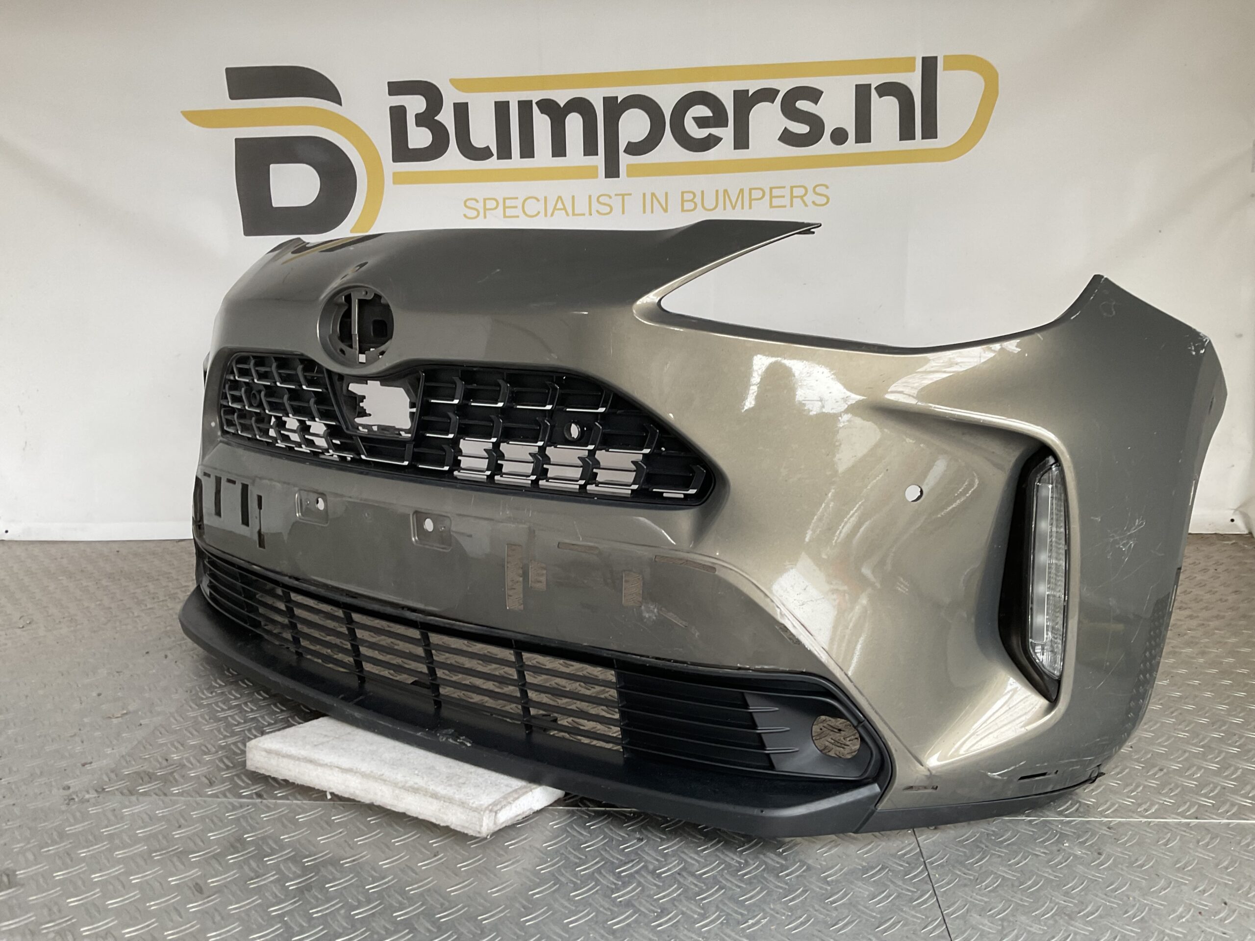 Bumper Toyota Yaris Cross 20-25 52119-0DC20 LED Voorbumper D5-17604z