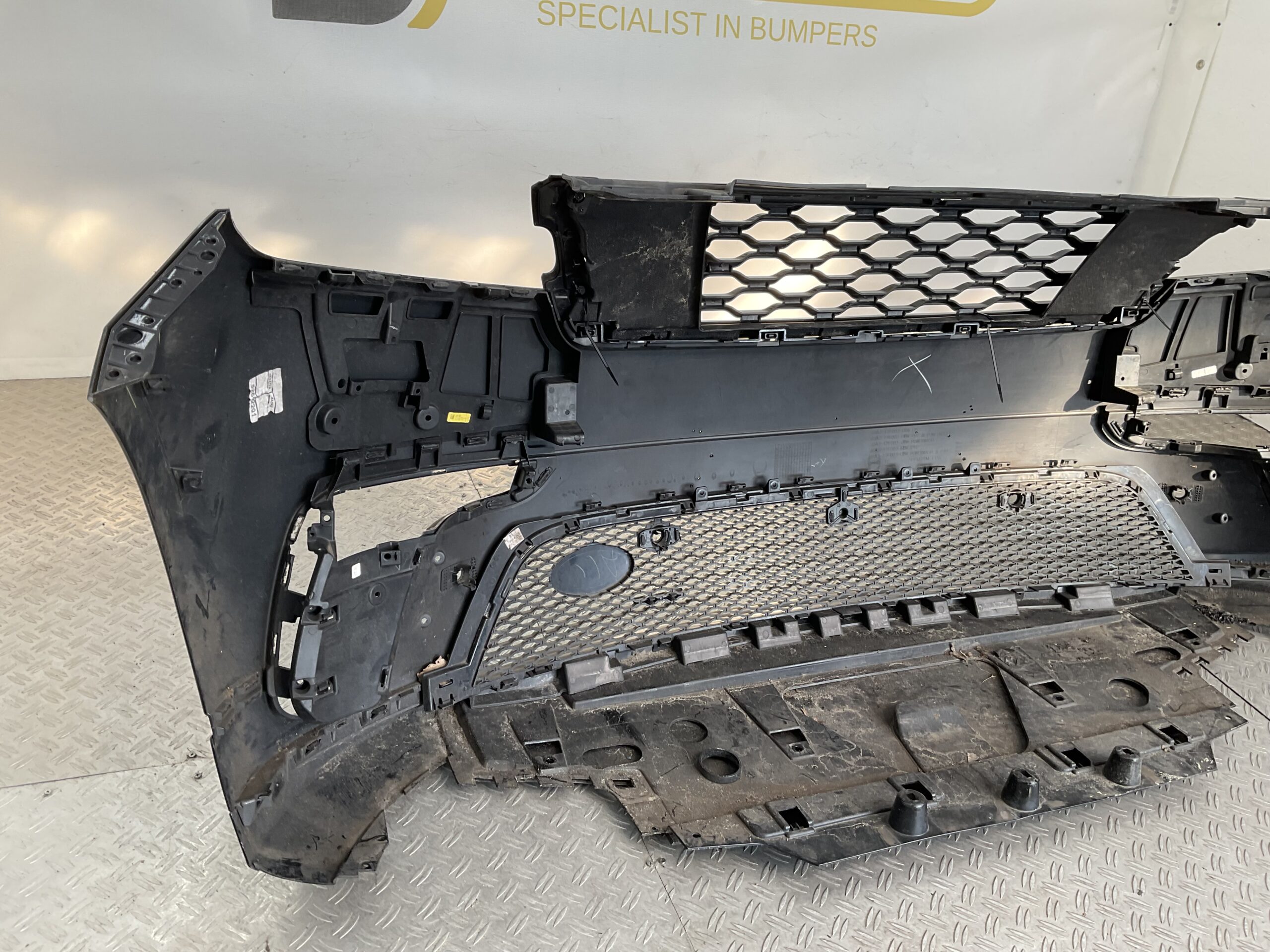 Bumper Land Rover Velar L560 Range Rover R DYNAMIC J8A2-17F003-GBW Voorbumper B9-17416