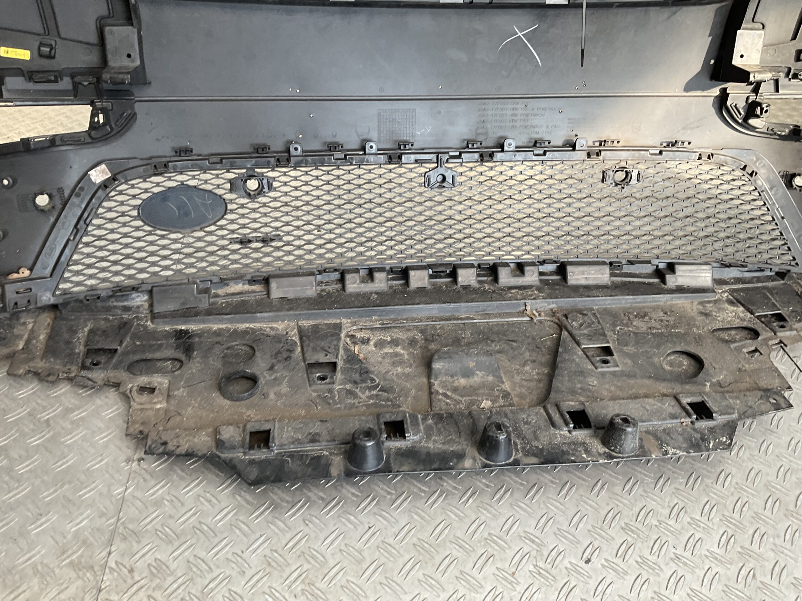 Bumper Land Rover Velar L560 Range Rover R DYNAMIC J8A2-17F003-GBW Voorbumper B9-17416