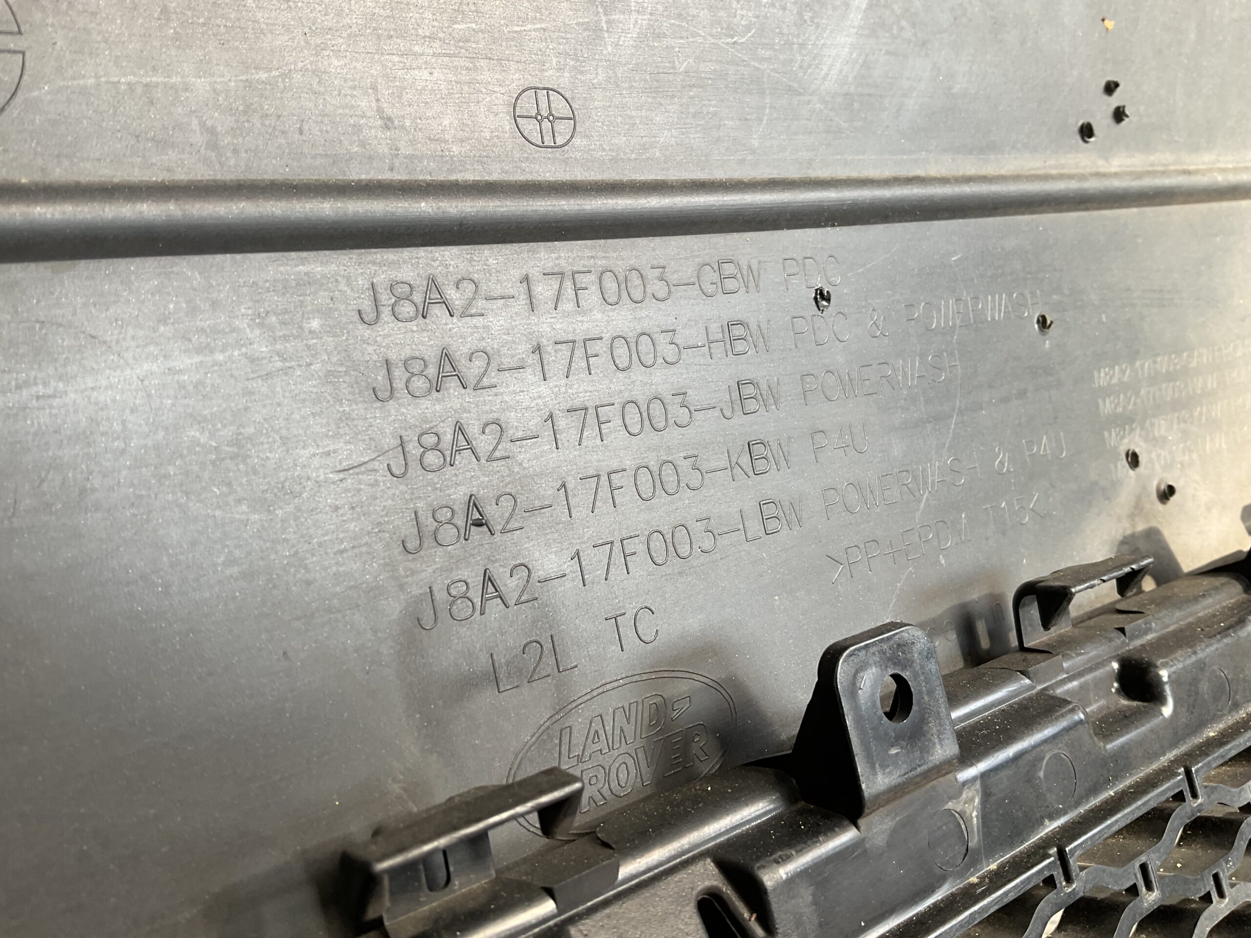 Bumper Land Rover Velar L560 Range Rover R DYNAMIC J8A2-17F003-GBW Voorbumper B9-17416