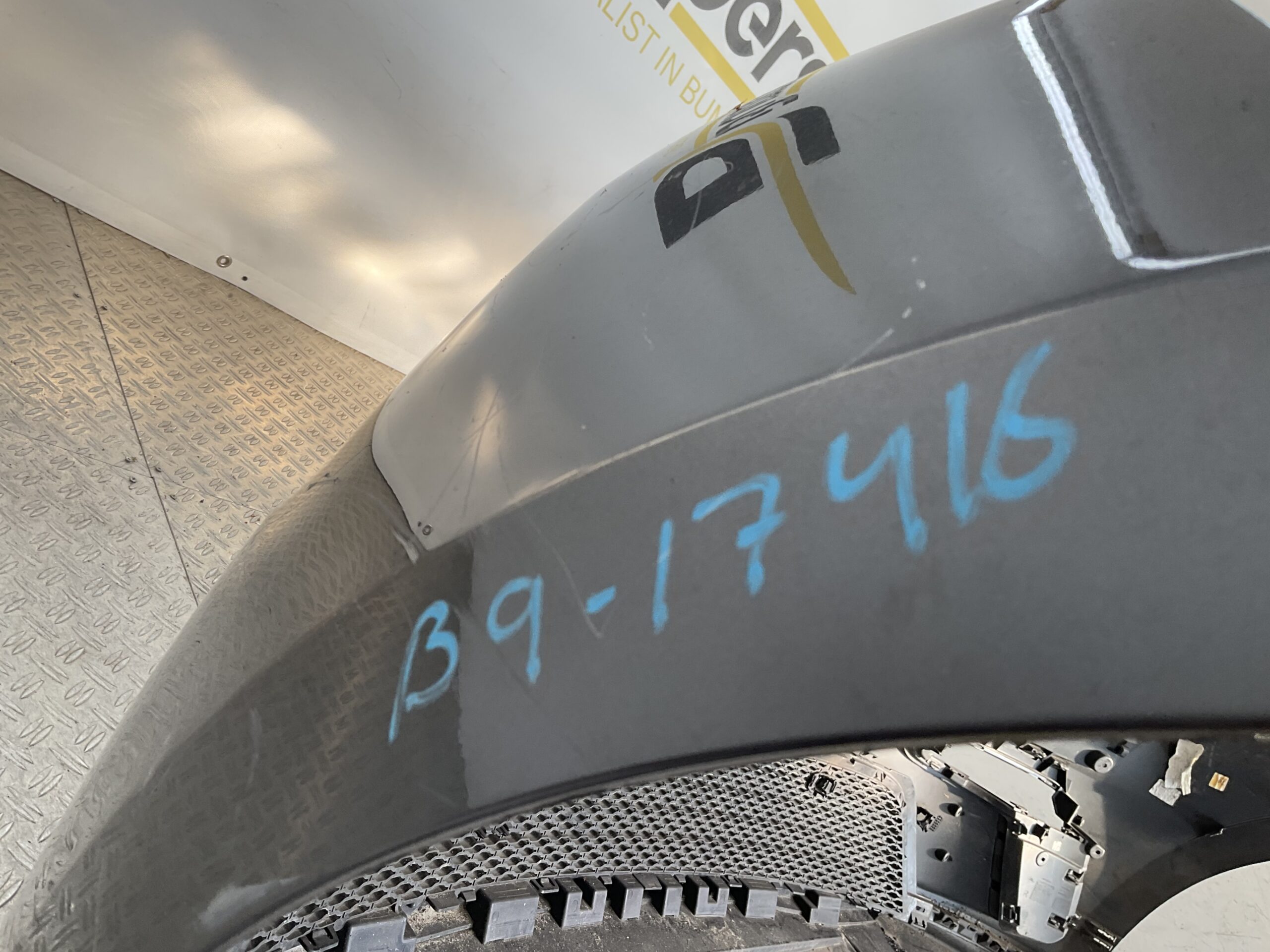 Bumper Land Rover Velar L560 Range Rover R DYNAMIC J8A2-17F003-GBW Voorbumper B9-17416