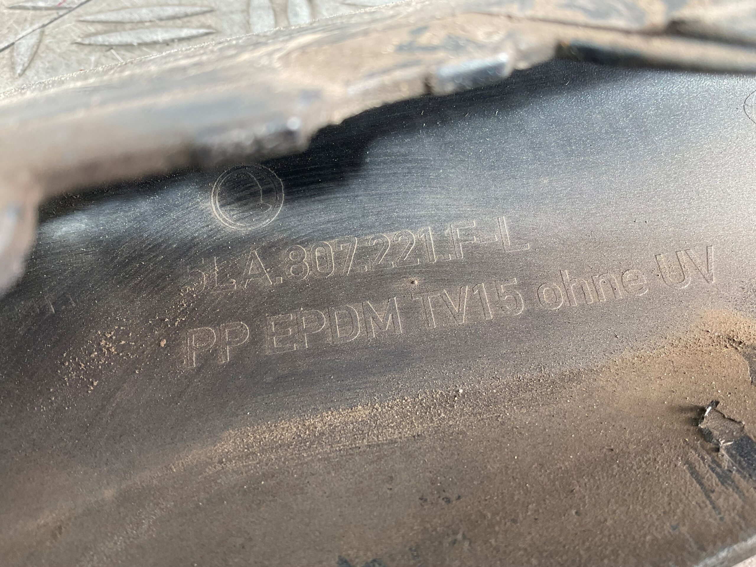 Bumper Skoda Enyaq iV 2021 5LA807221F Voorbumper H10-19276