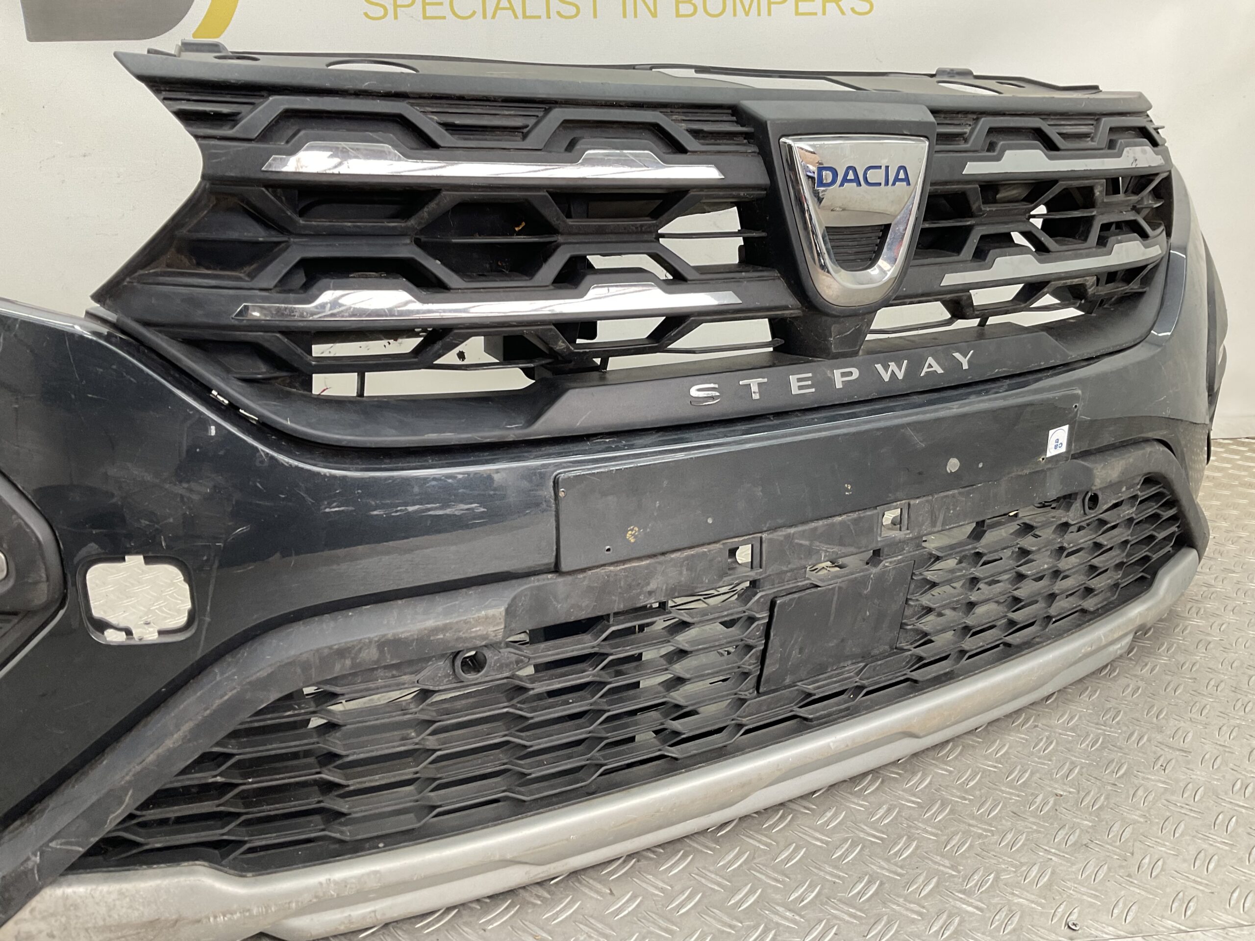 Bumper Dacia Sandero Stepway 20-24 620225509R Voorbumper G3-22275