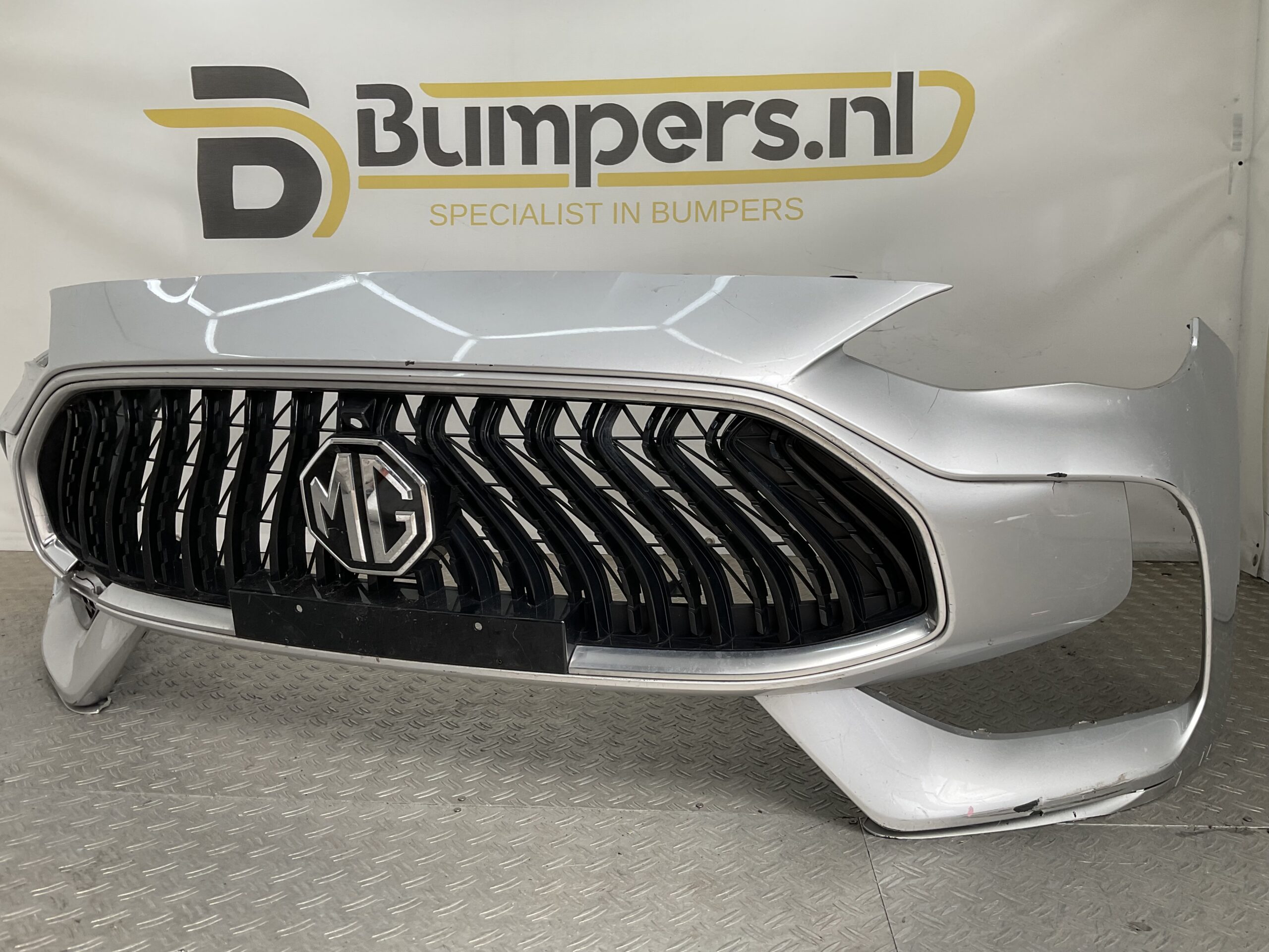 Bumper MG HS Hybrid Facelift 22-25 P10947207 Voorbumper M1-22335