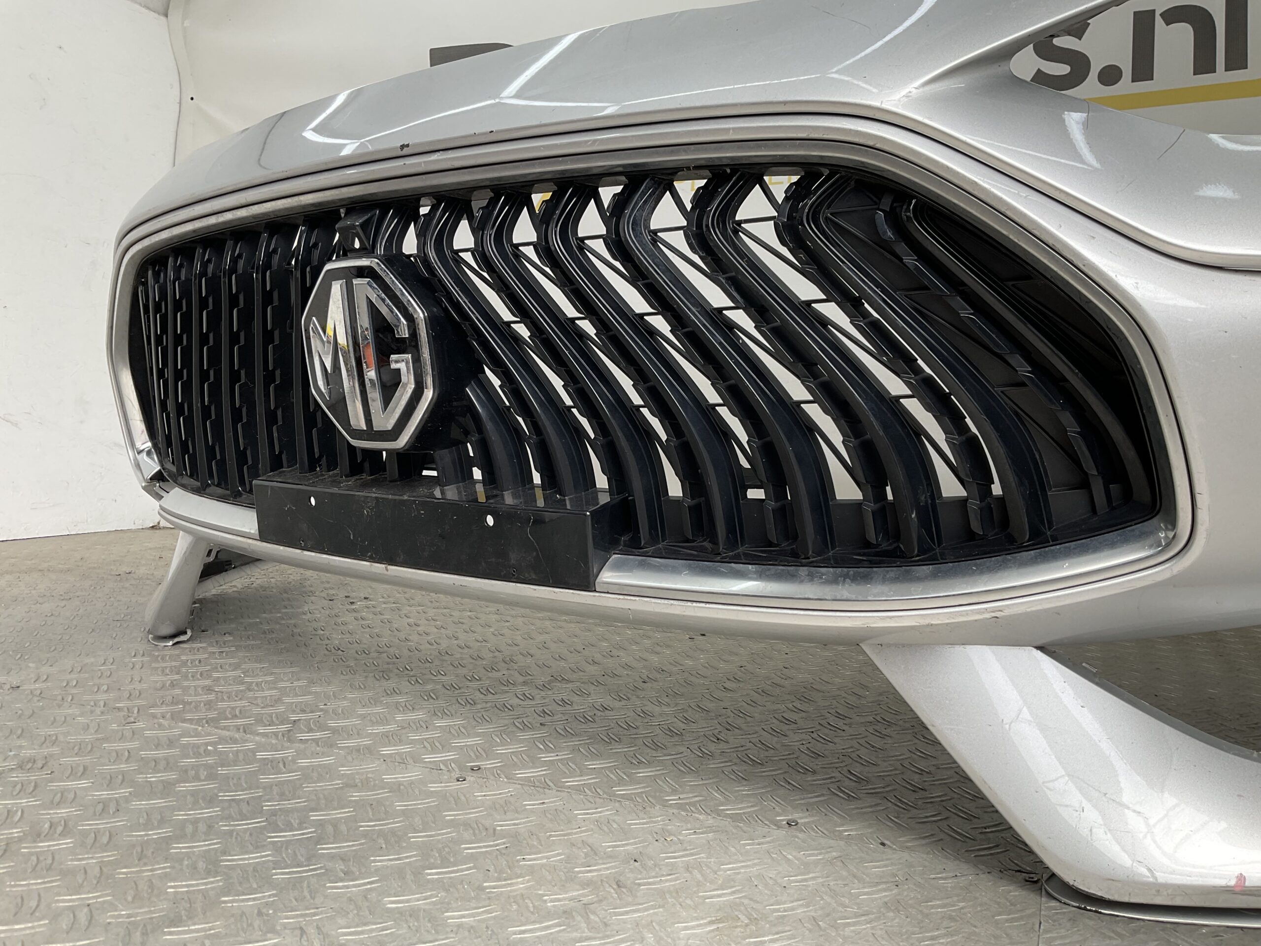 Bumper MG HS Hybrid Facelift 22-25 P10947207 Voorbumper M1-22335