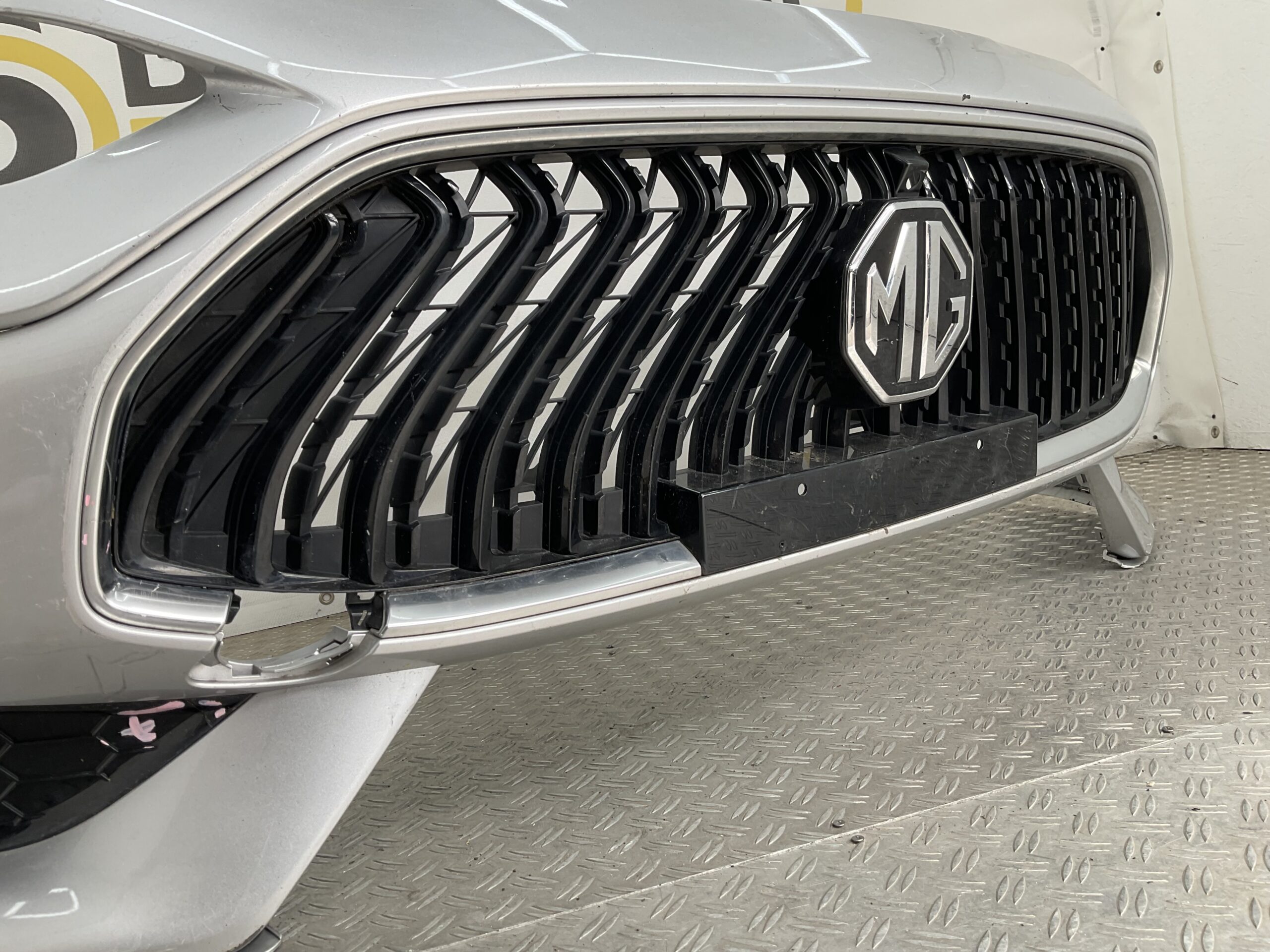 Bumper MG HS Hybrid Facelift 22-25 P10947207 Voorbumper M1-22335