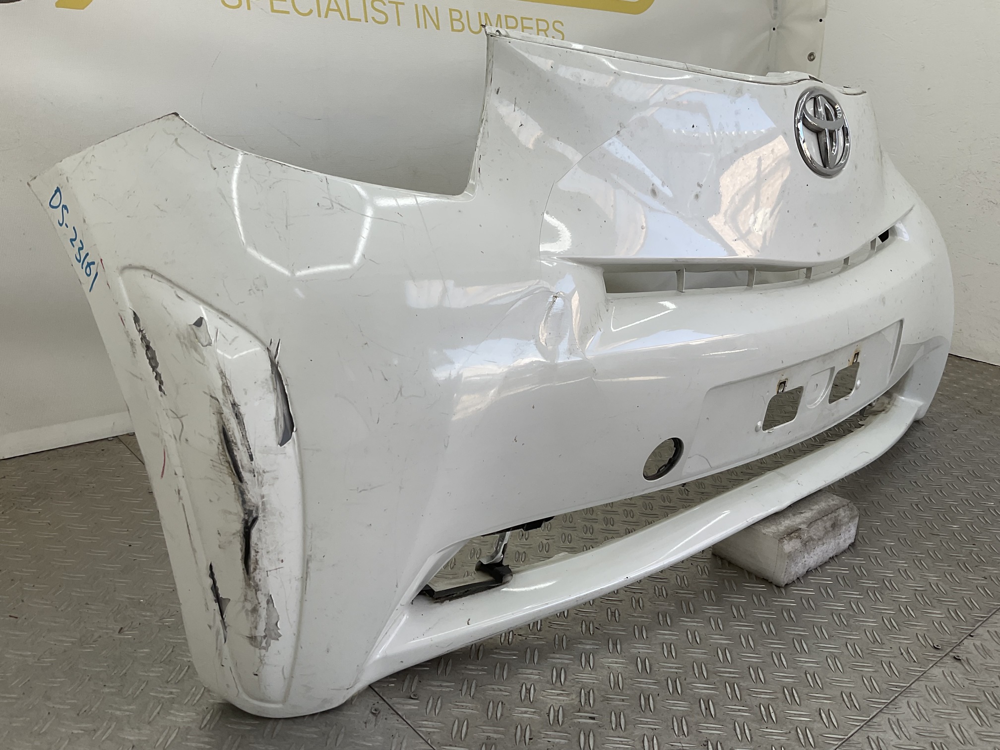 Bumper Toyota iQ 2015 52119-74010 Voorbumper D5-23161