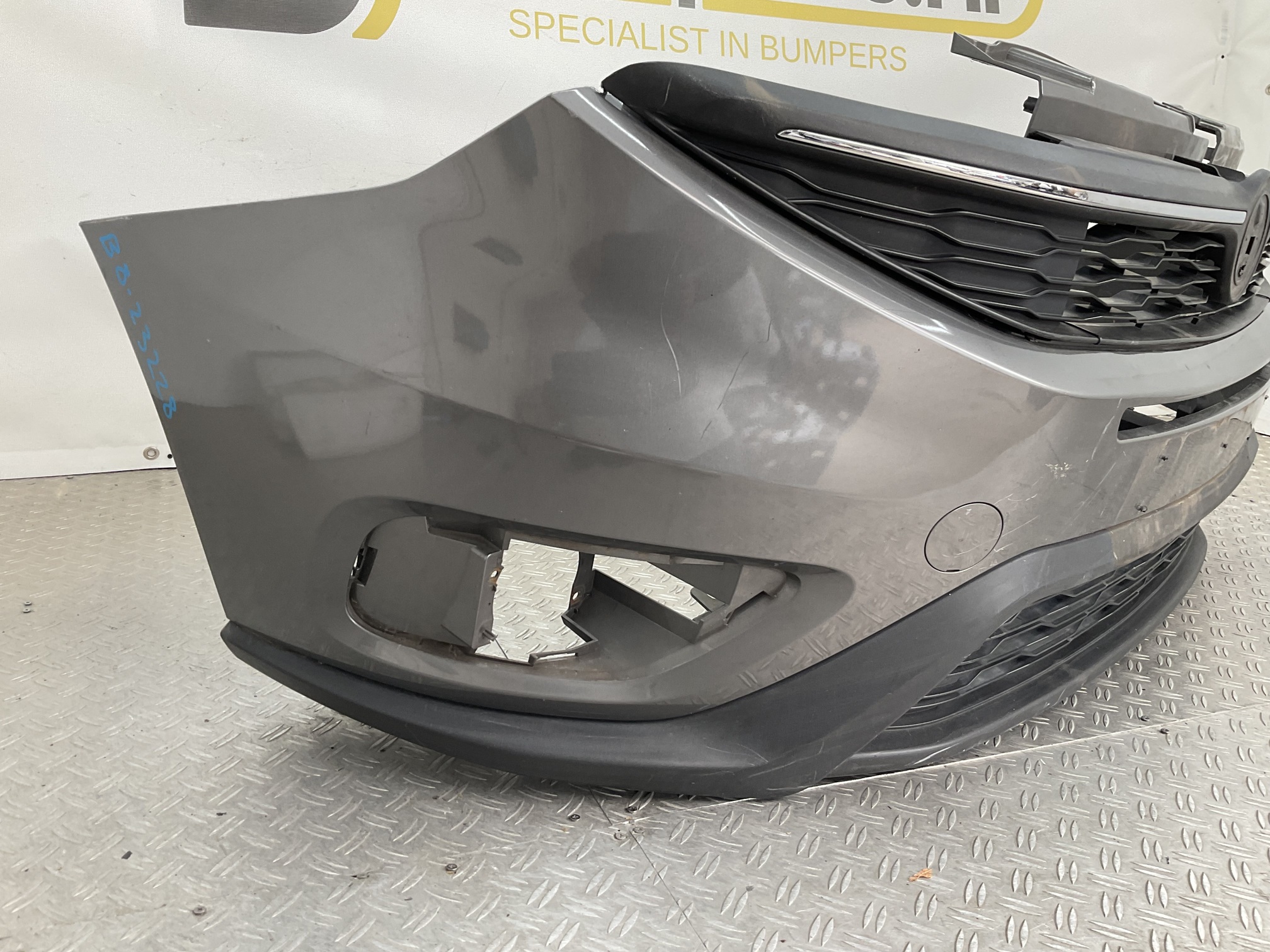 Bumper Fiat Doblo 2 II Facelift 14-22 735594222 Voorbumper B8-23228